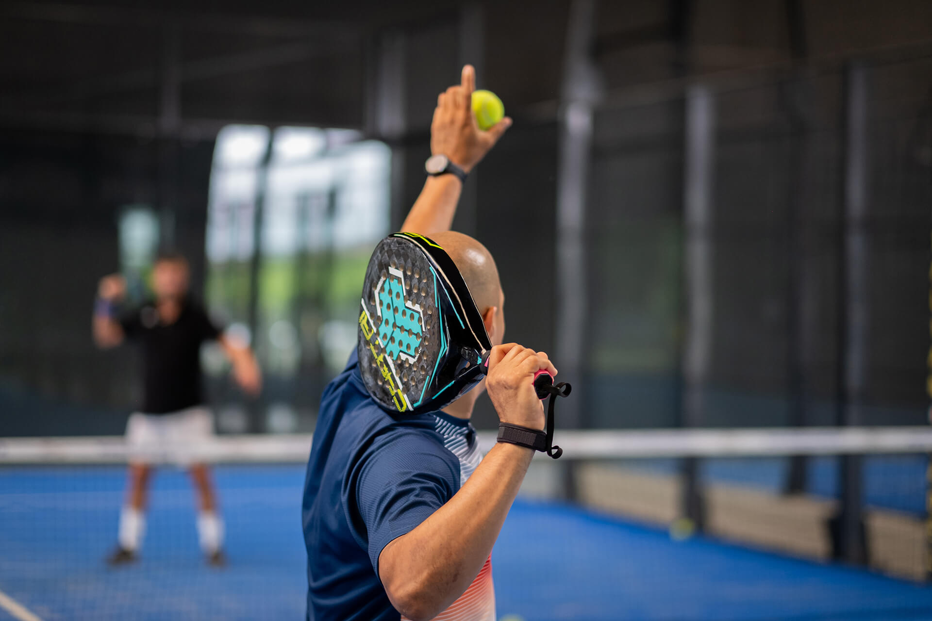 Padel man serveren